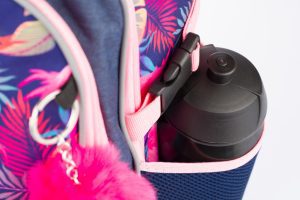 Boční kapsa batohu Core Flamingo s lahví na pití.