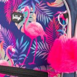 Chlupatý přívěsek na batohu Baagl Core Flamingo.