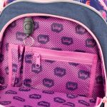 Organizér na tužky, drobnosti a klíče najdeme v menší kapse batohu Core Flamingo.
