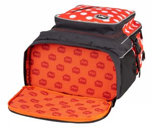 Kapsa na spodní části batohu BAAGL Cubic Puntíky.