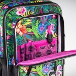 Organizér na tužky, drobnosti a klíče najdeme v menší kapse batohu Cubic Tropical.