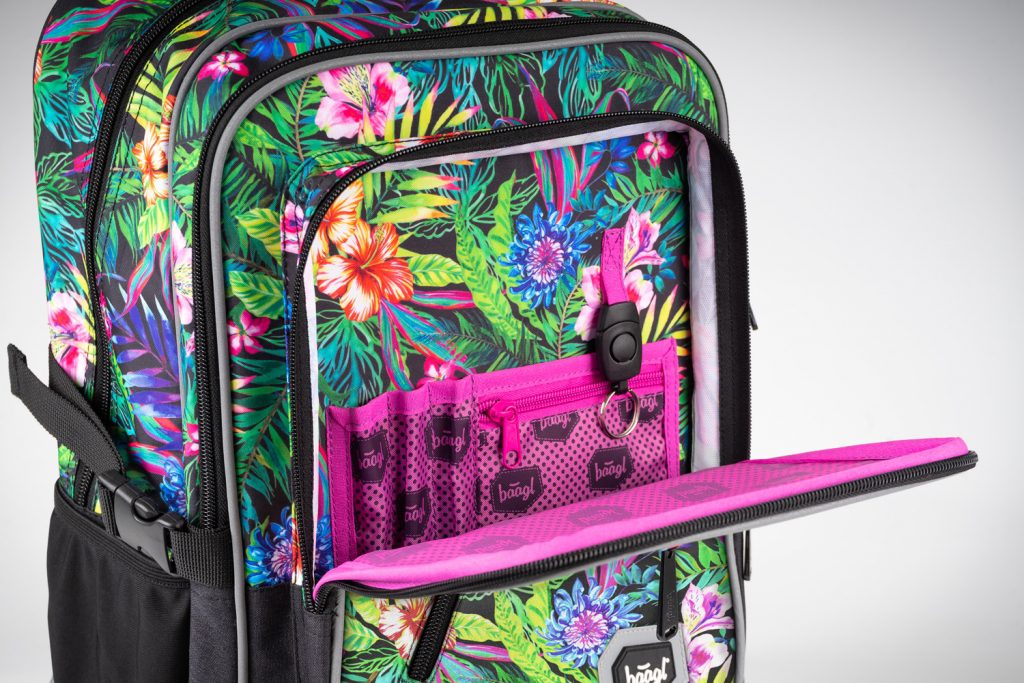 Organizér na tužky, drobnosti a klíče najdeme v menší kapse batohu Cubic Tropical.