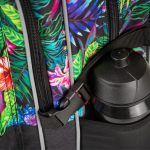 Boční kapsa batohu Cubic Tropical s lahví na pití.