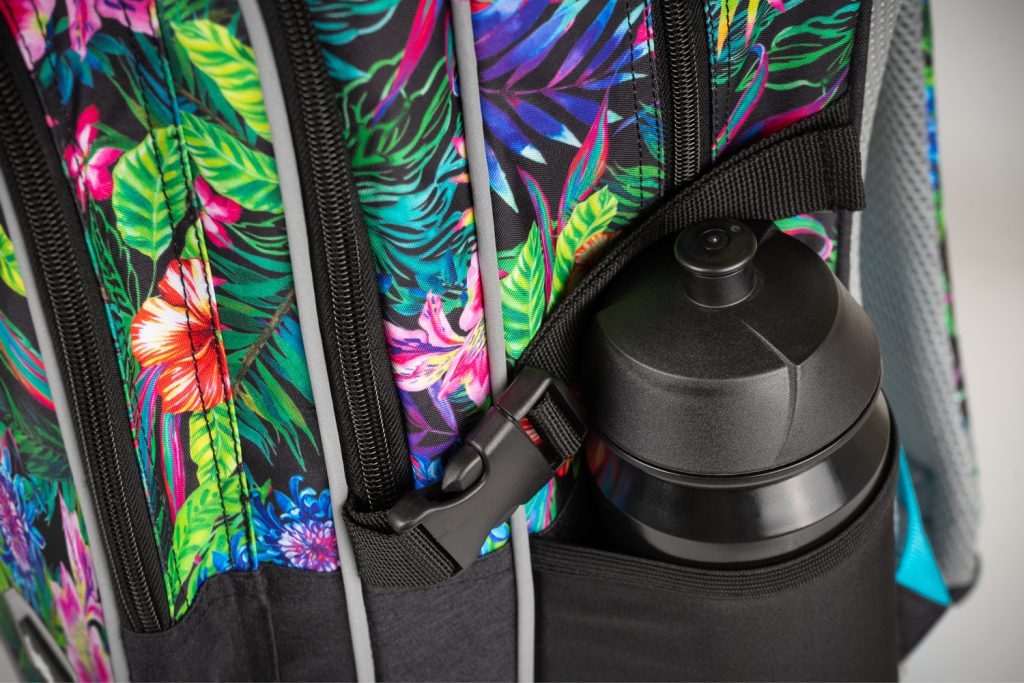 Boční kapsa batohu Cubic Tropical s lahví na pití.