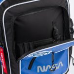 Organizér na tužky, drobnosti a klíče najdeme v menší kapse batohu Cubic NASA.