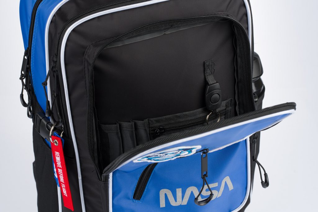 Organizér na tužky, drobnosti a klíče najdeme v menší kapse batohu Cubic NASA.