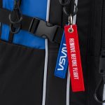 Přívěsky "Remove before flight" na batohu Cubic NASA.