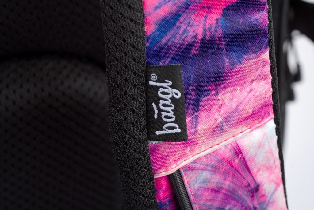Detail. Vidět je polstrování ramenních popruhů řešené tak, aby popruh netlačil do krku.