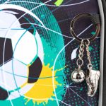 Přívěsek fotbalového míče a kopačky na batohu Core Fotbal.