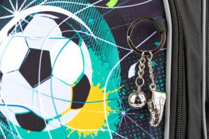 Přívěsek fotbalového míče a kopačky na batohu Core Fotbal.