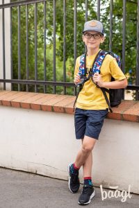 Školní batoh Baagl Cubic Army správně nasazený na obou ramenu.