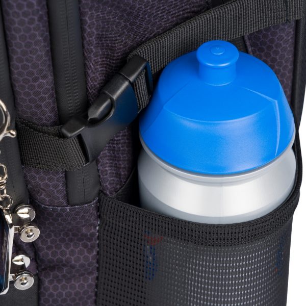Boční kapsa batohu Skate Bluelight s lahví na pití.
