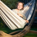 Houpací síť La Siesta Brisa Kingsize - vanilla na stojanu