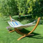 Houpací síť s tyčemi CHILLOUNGE® Single - greenbay na zahradě