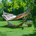 Houpací síť s tyčemi CHILLOUNGE® Single - sunrise na zahradě