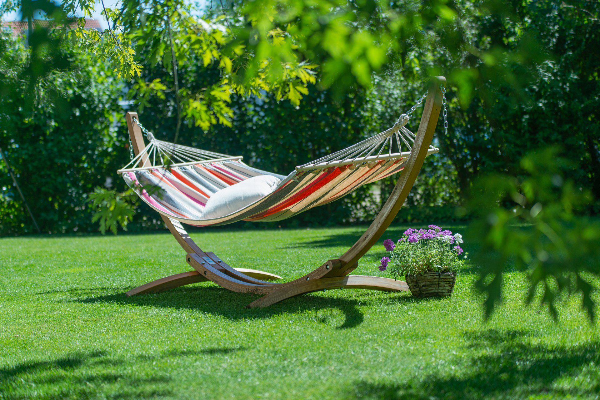 Houpací síť s tyčemi CHILLOUNGE® Single - sunrise na zahradě