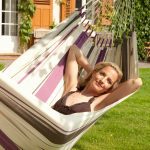 Houpací síť La Siesta Caribeňa Single - purple na zahradě