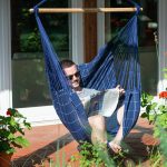 Závěsné houpací křeslo La Siesta Domingo Comfort - marine je vhodné ke čtení