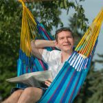 Závěsné houpací křeslo La Siesta Sonrisa Basic - wildberry na zahradě