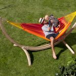 Houpací síť La Siesta Sonrisa Single - mandarine na stojanu