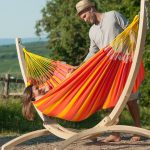 Houpací síť La Siesta Sonrisa Single - mandarine na stojanu