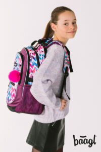 Školní batoh Baagl Core Havaj správně nasazený na obou ramenu.