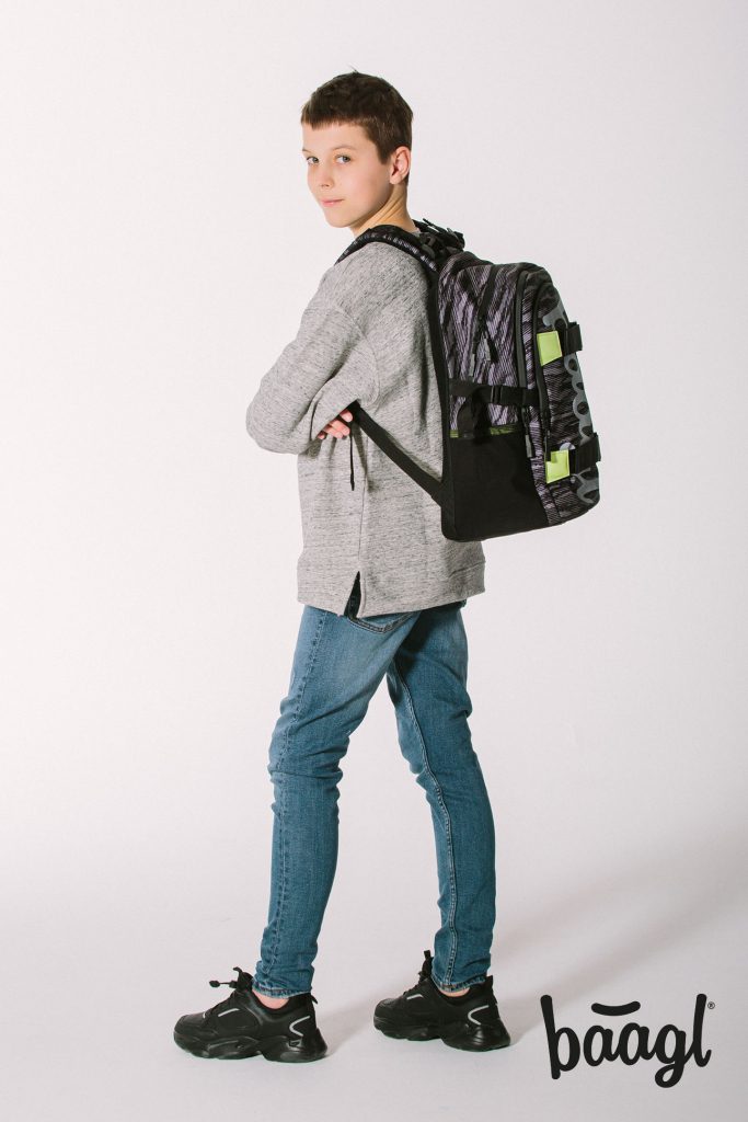 Správně nasazený batoh skate Grey na obou ramenou.