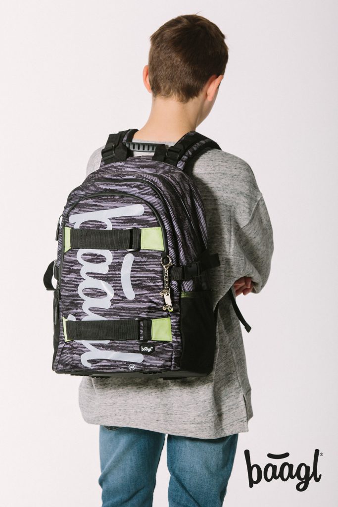 Správně nasazený batoh skate Grey na obou ramenou.