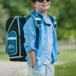 Školní aktovka Baagl Ergo Skateboard správně nasazená na obou ramenou.