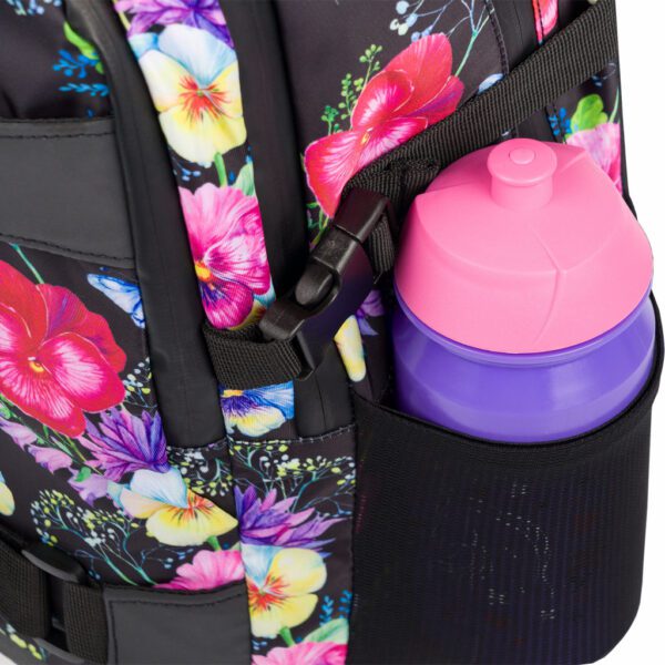 Boční kapsa batohu Skate Flowers s lahví na pití.