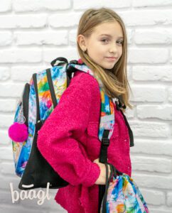 Školní batoh Baagl Core Akvarel správně nasazený na obou ramenu.