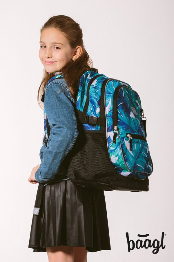 Školní batoh Baagl Core Monstera správně nasazený na obou ramenu.