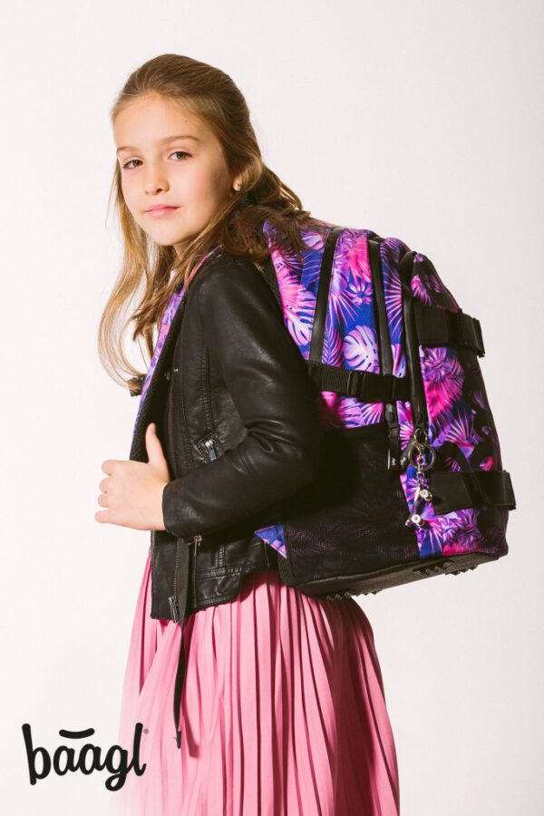 Správně nasazený batoh skate Violet na obou ramenou.