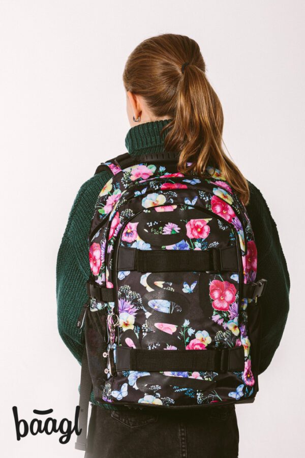 Správně nasazený batoh skate Flowers na obou ramenou.
