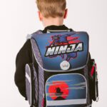 Školní aktovka Baagl Ergo Ninja správně nasazená na obou ramenou.
