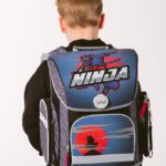 Školní aktovka Baagl Ergo Ninja správně nasazená na obou ramenou.