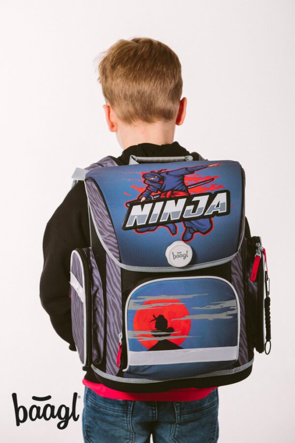Školní aktovka Baagl Ergo Ninja správně nasazená na obou ramenou.