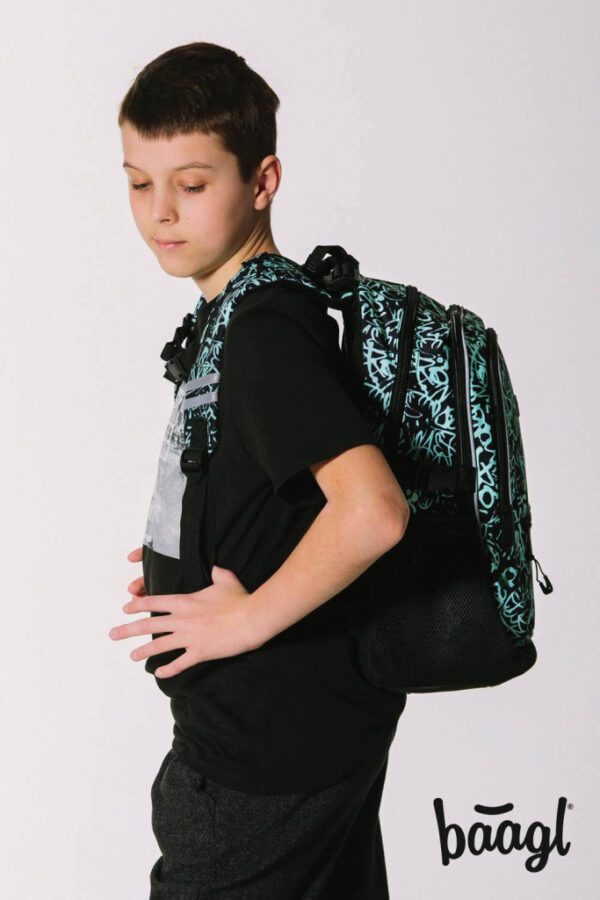 Školní batoh Baagl Core Graffito správně nasazený na obou ramenu.