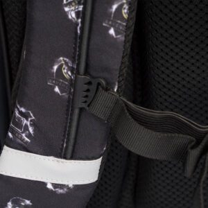 Hrudní popruh zajistí stabilitu ramenních popruhů + neméně důležitý reflexní prvek na popruhu.