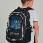 Školní batoh Baagl Core Harry Potter Bradavice správně nasazený na obou ramenu.