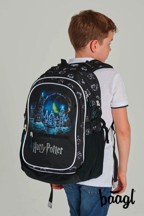 Školní batoh Baagl Core Harry Potter Bradavice správně nasazený na obou ramenu.