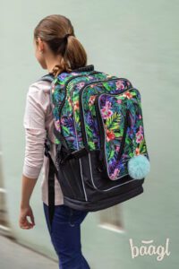Školní batoh Baagl Cubic Tropical správně nasazený na obou ramenu.