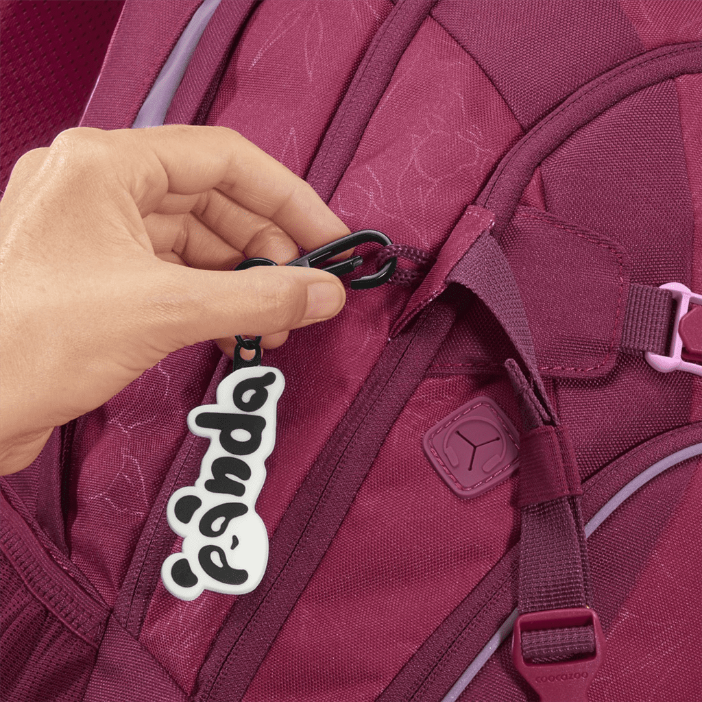 Přívěsek ze sady COLOUR UP na batohu MATE Berry Boost (není součástí).