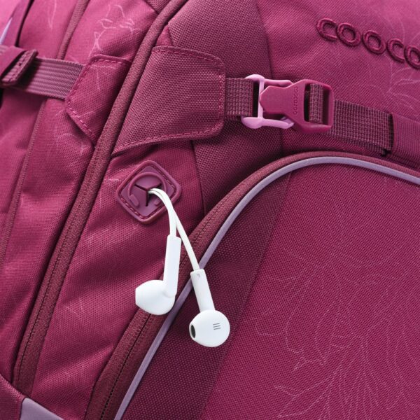 Na batohu MATE Berry Boost je průchodka na sluchátka.