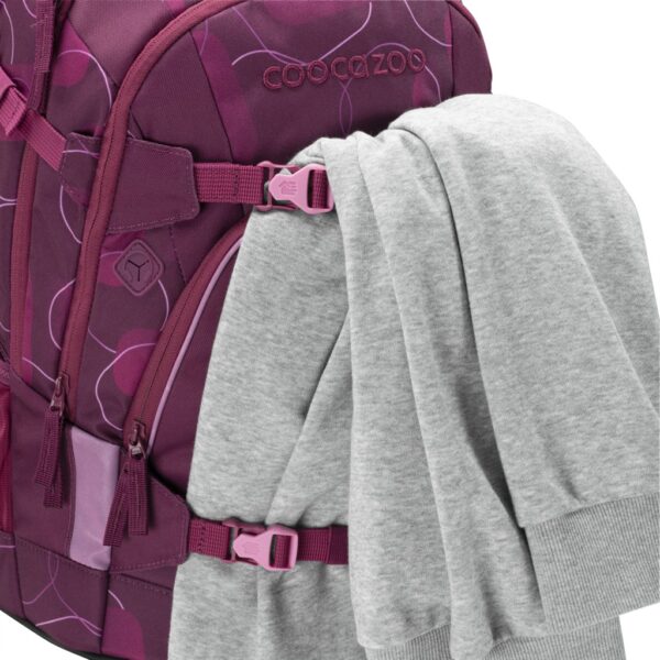 Na upevňovací pásky na batohu MATE Berry Bubbles lze upevnit skateboard, oblečení apod.