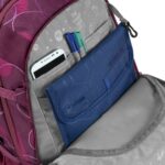Vnitřní organizér v batohu MATE Berry Bubbles doplněný pouzdrem na tablet.