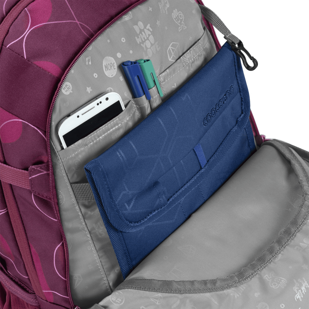 Vnitřní organizér v batohu MATE Berry Bubbles doplněný pouzdrem na tablet.
