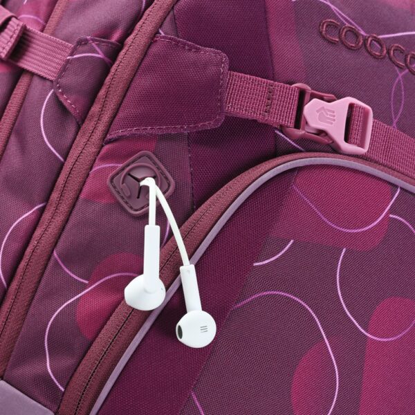 Na batohu MATE Berry Bubbles je průchodka na sluchátka.