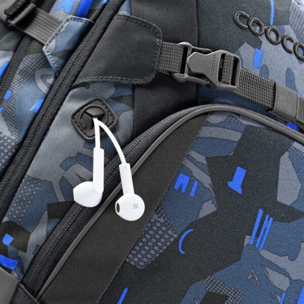 Na batohu MATE Blue Craft je průchodka na sluchátka.