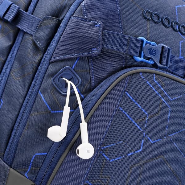 Na batohu MATE Blue Motion je průchodka na sluchátka.